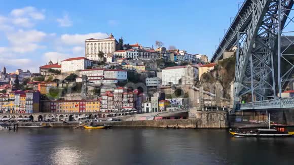 葡萄牙波尔图DomLuisI号大桥下有一艘杜罗河游轮视频的预览图