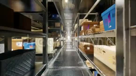 摄像机用盒子穿过一个巨大的工业仓库大型物流终端加载现实3D视频的预览图