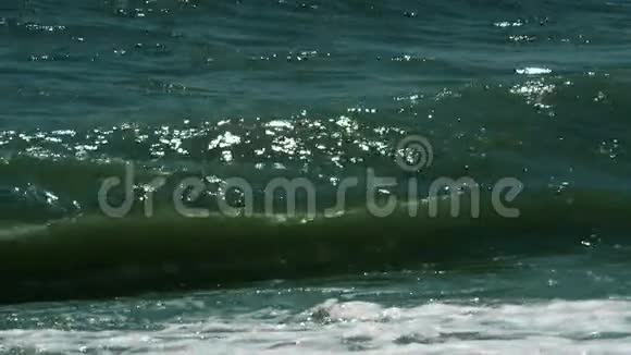 海浪在海岸上肆虐视频的预览图