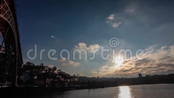 葡萄牙波尔图日落时的DomLuis桥I视频的预览图