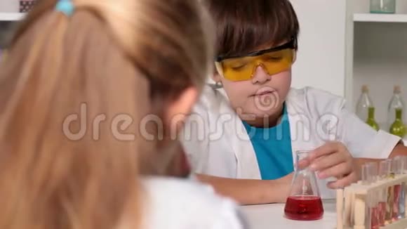 小学化学课孩子们在实验视频的预览图
