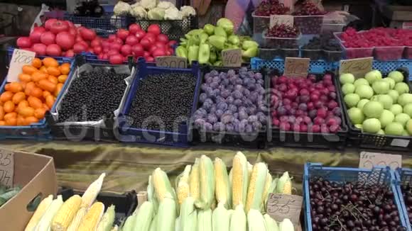 集市上出售的浆果和水果视频的预览图