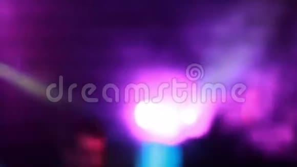 摇滚音乐会舞台灯光和摇滚歌手在现场的烟雾视频的预览图