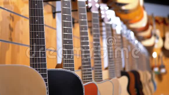 许多音响吉他挂在音乐商店里卖乐器视频的预览图