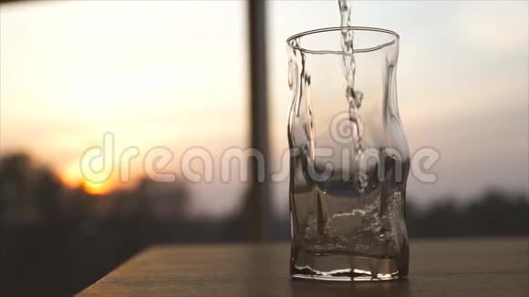 日落时把干净的水倒进玻璃杯里矿物资源视频的预览图