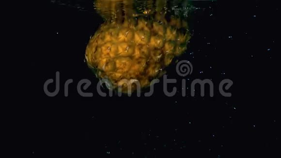 菠萝在水中缓慢下落视频的预览图
