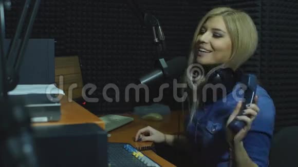 可爱的女孩DJ在广播视频的预览图