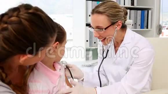 医生用听诊器监听小女孩的胸部视频的预览图