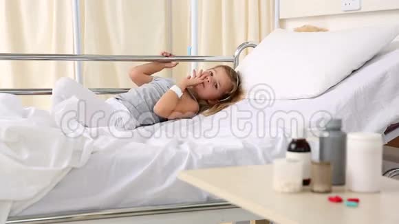 躺在病床上看着药的小女孩视频的预览图
