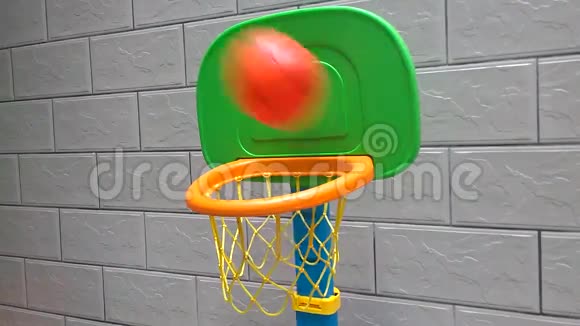 把篮球扔到篮筐里视频的预览图