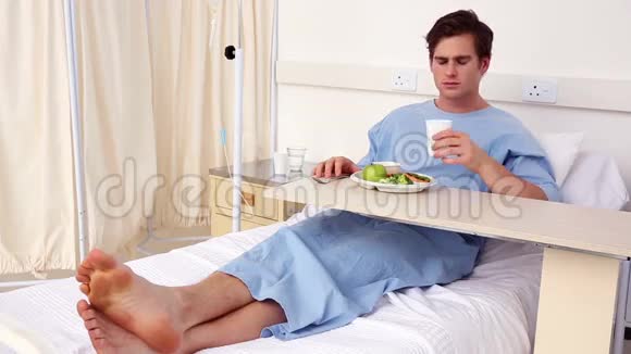 坐在床上吃午饭的病人视频的预览图