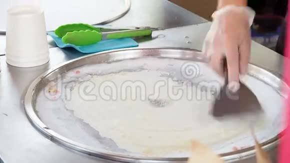 烹饪天然水果冰淇淋泰国风格视频的预览图