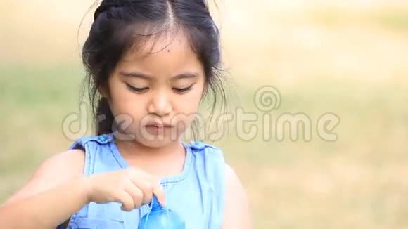 亚洲小孩玩泡泡视频的预览图