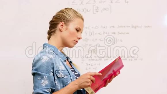 重点学生看教室里白板上的数学视频的预览图