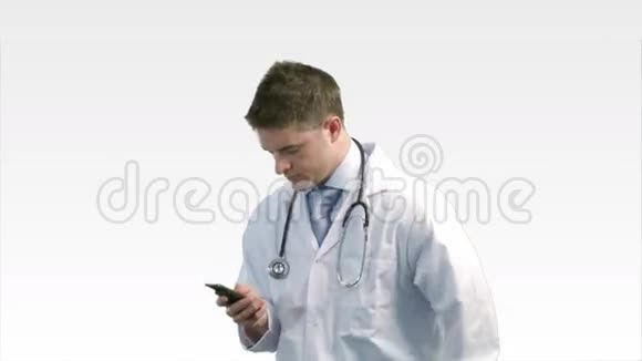 医生发短信视频的预览图