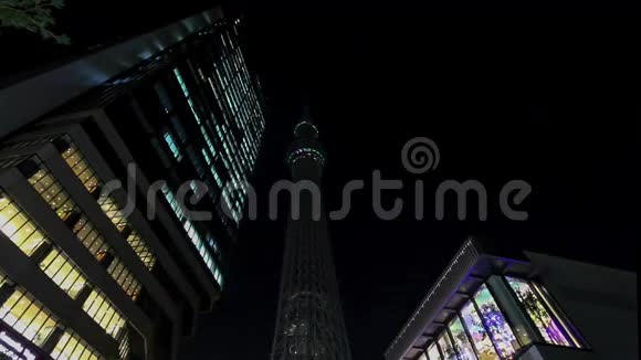 东京之夜的办公楼视频的预览图
