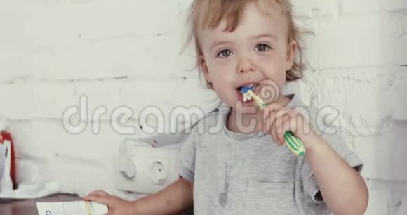 小男孩用牙刷刷牙视频的预览图