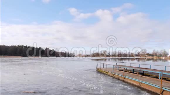 春天的开始冰中湖上的码头视频的预览图