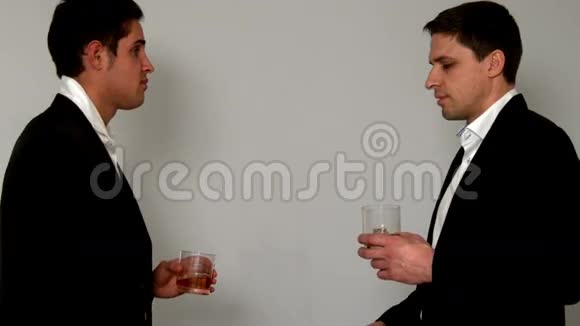 喝威士忌的男人握手视频的预览图