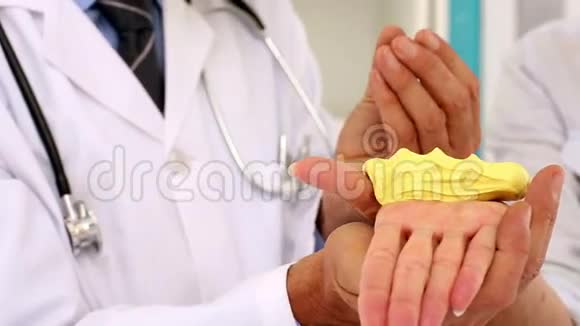 医生向病人解释泡沫夹持器视频的预览图