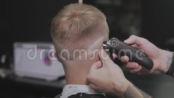 用电动修边器造型带电动剃须刀的男士美发视频的预览图