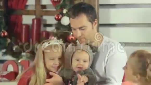 美丽的幸福家庭和可爱的婴儿打扮成视频的预览图