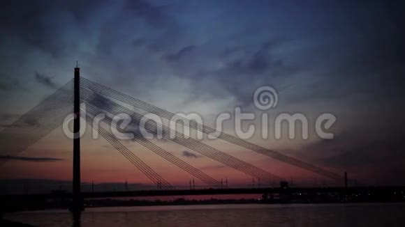 夜间吊桥拉脱维亚里加视频的预览图