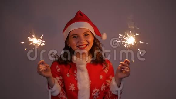 年轻的圣诞老人身穿红色圣诞或新年外套戴着闪闪发光的帽子视频的预览图