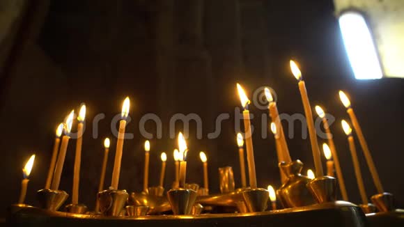教堂里燃烧的蜡烛视频的预览图