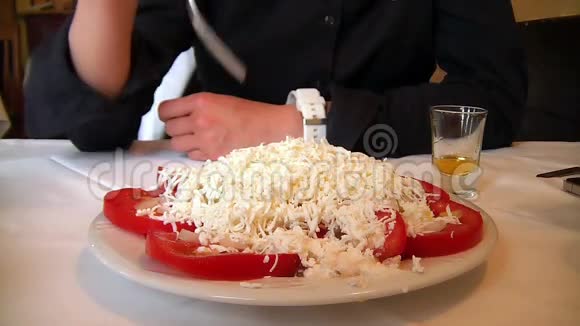 吃奶酪和番茄沙拉视频的预览图