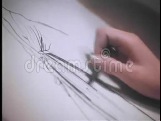 一位妇女在画画时放下木炭蜡笔视频的预览图