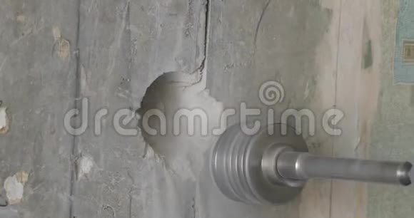 用圆形施工冠钻混凝土工人用打孔器钻墙视频的预览图