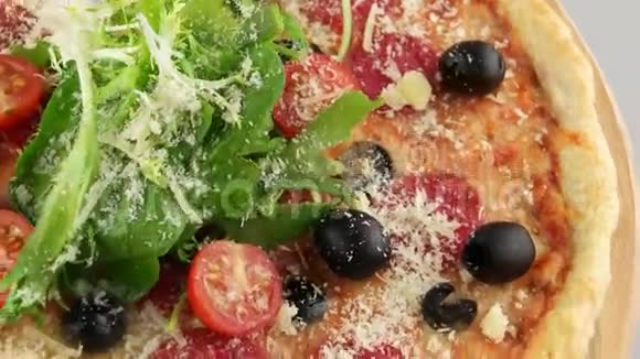 全意大利腊肠披萨和樱桃番茄视频的预览图