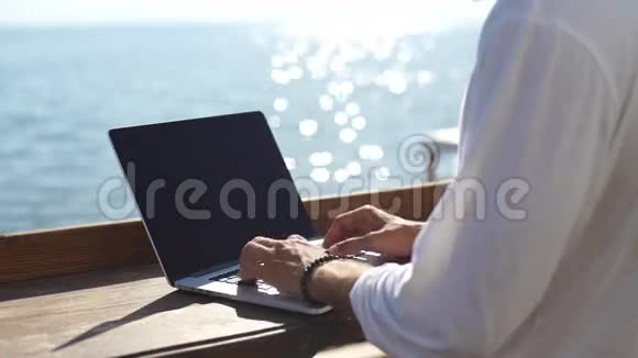 在海边的笔记本电脑里寻找信息的人视频的预览图