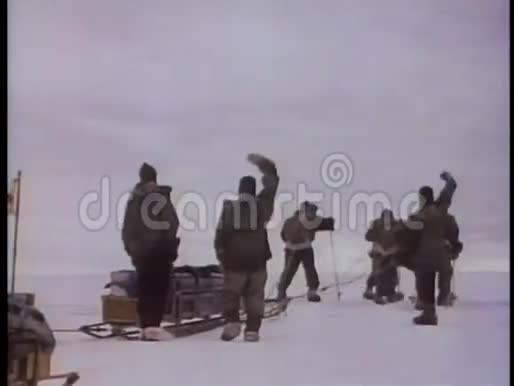 在北极探险队出发的人的后景视频的预览图