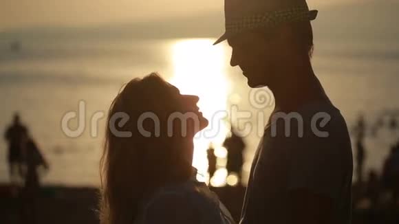 沉默的夫妇互相拥抱在海滩上接吻海滨日期视频的预览图
