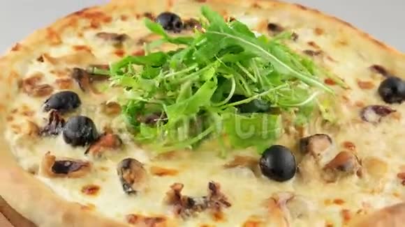 带海鲜和莫扎雷拉奶酪的披萨视频的预览图