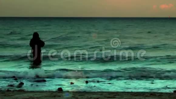 渔夫在水里日落视频的预览图
