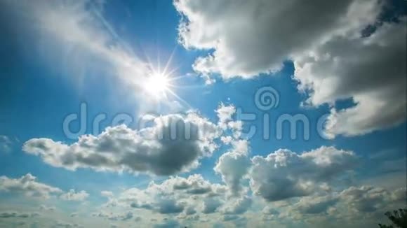 美丽的夏日阳光蓝天上的云时间流逝时间流逝视频的预览图