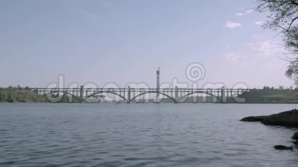 通往霍蒂齐亚岛的桥景乌克兰扎波罗热视频的预览图