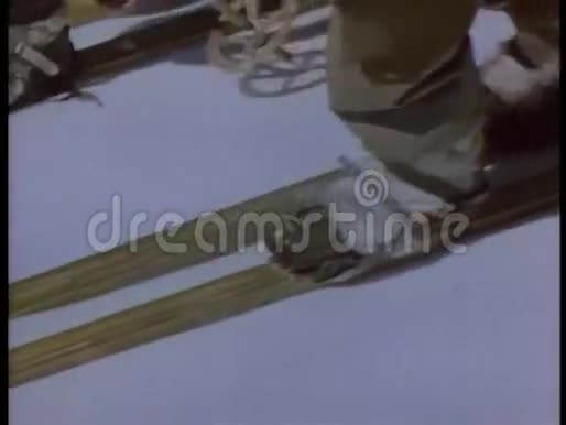 滑雪者和滑雪杆在雪地里跋涉视频的预览图