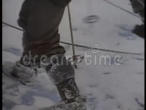 南极探险队的队员在冰上滑过视频的预览图
