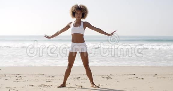 女人在海滩上练习瑜伽视频的预览图