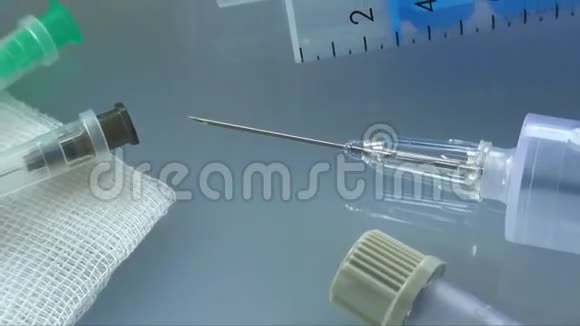 带针头的不同塑料一次性注射器视频的预览图