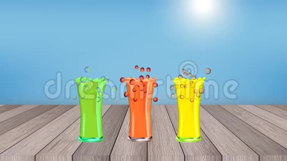 夏日海滩上的水果鸡尾酒蓝天和日出视频的预览图