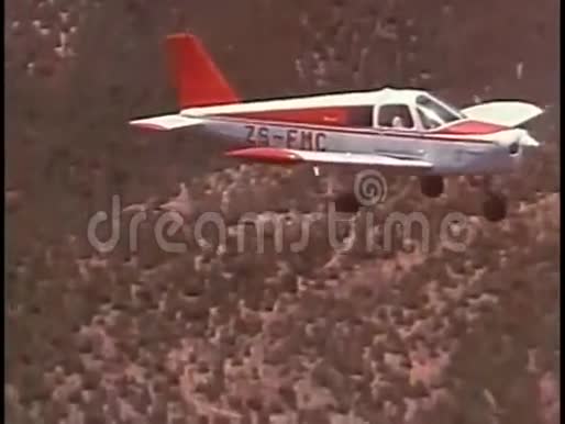 南非高山上空的小型飞机视频的预览图