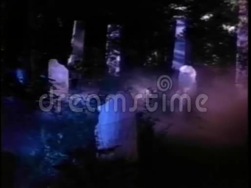 一瘸一拐的男子用手推车穿过墓地后景视频的预览图