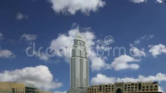 现代酒店地址迪拜市中心迪拜阿拉伯联合酋长国酒店高63层设有196间豪华客房视频的预览图