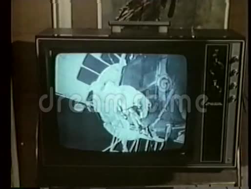 在航天器上工作的电视屏幕广播宇航员的特写视频的预览图