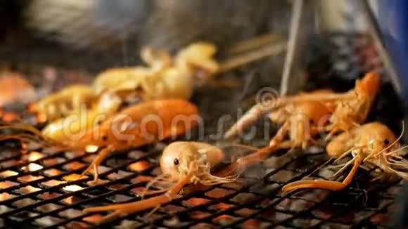 泰国街头食品夜宵市场虾烤架视频的预览图